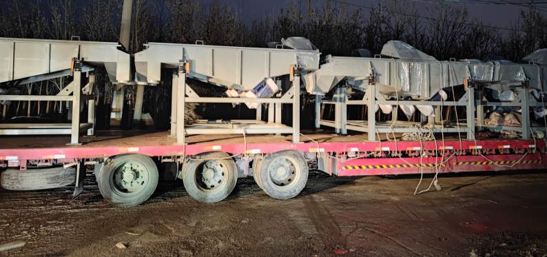 10台直线筛发货,优化工艺结构,改进进出料口和防尘口