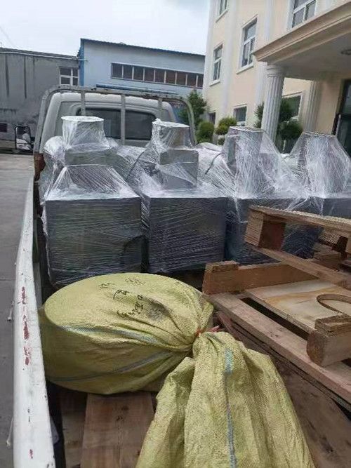 客户订制振动给料机发货