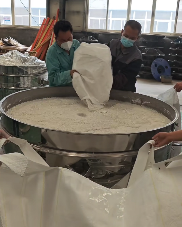 客户带料来厂试机，1500振动筛＋2套超声波系统，不堵网、产量大、精度高，效果非常好！