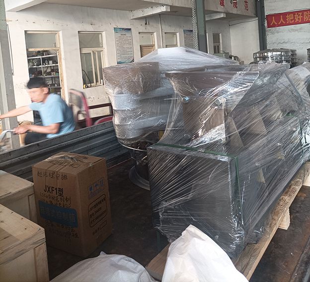 塑料旋振筛、电磁给料机发货