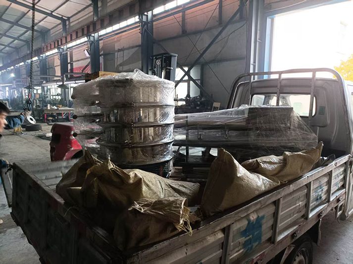 旋振筛、电磁给料机、硅胶软连接发货