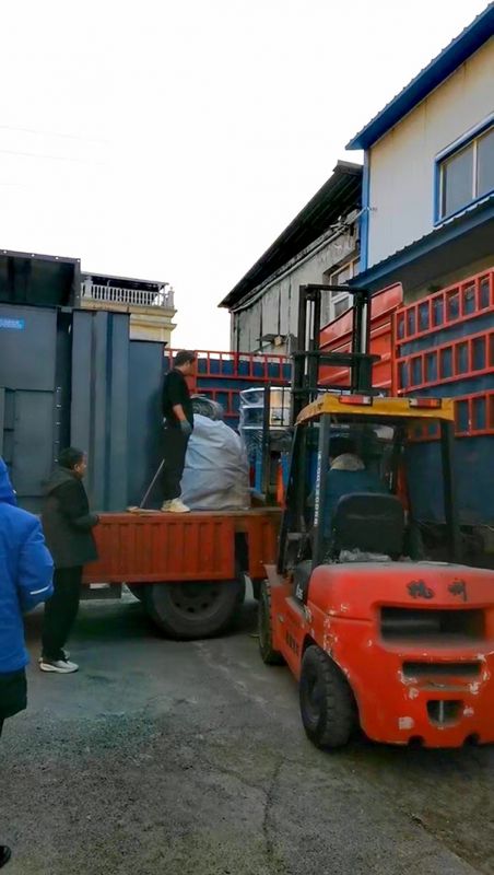 NE15斗式提升机和1500超声波振动筛专车发货