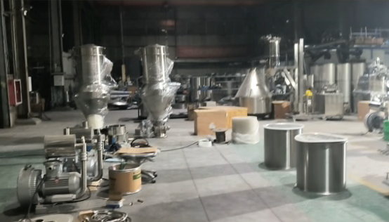 9月30日晚间加班发货，2套真空上料机连夜装车，节前赶交付，全力保障客户生产需求